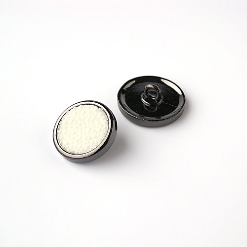 エイ革ボタン col.01(白色・ブラックニッケル)　(18mm)