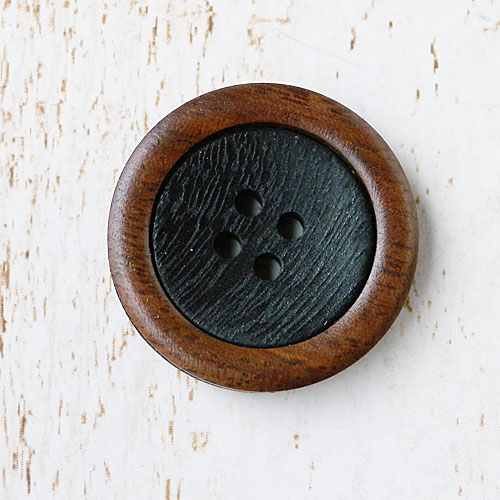 木ボタンcol.09(黒x焦茶色)　(18/24mm)