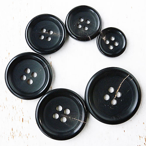 本水牛ボタンcol.09(黒色)　(23mm)