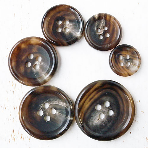 本水牛ボタンcol.47(薄焦茶色)　(18/28mm)