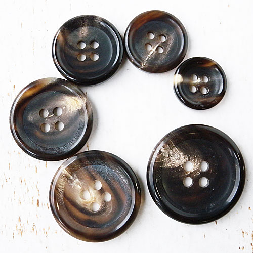 本水牛ボタンcol.48(濃焦茶色)　(18/23mm)