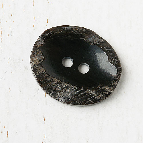 本水牛ボタン(焦茶色)　(約21x18/約30x26mm)
